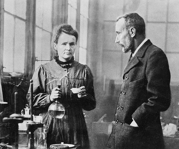 Marie Curie e Pierre Curie no laboratório, na Escola Municipal de Física e de Química Industriais de Paris.